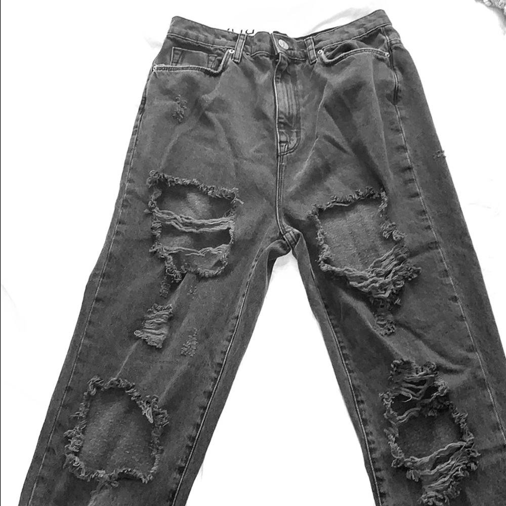 BDG RIPPED MOM JEANS NEVER WORN